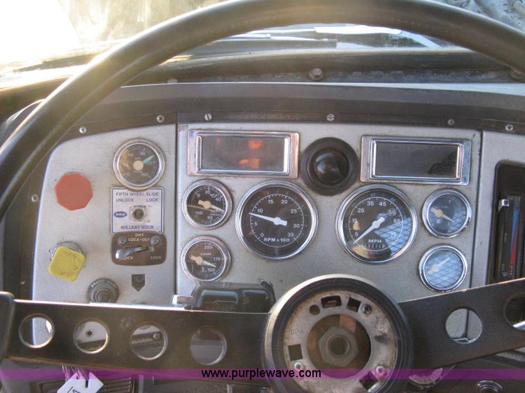 image for item A4487 1990 Ford LTA9000 Aero Max 106 semi truck