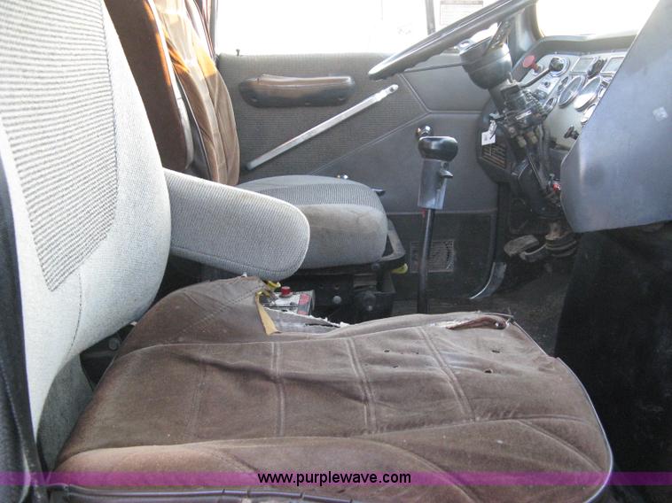 image for item A4487 1990 Ford LTA9000 Aero Max 106 semi truck