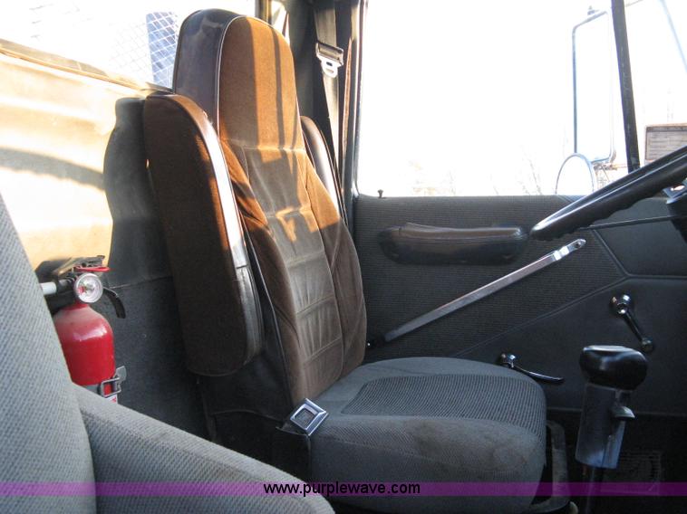 image for item A4487 1990 Ford LTA9000 Aero Max 106 semi truck