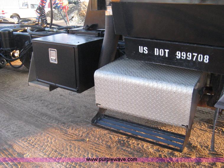 image for item A4487 1990 Ford LTA9000 Aero Max 106 semi truck