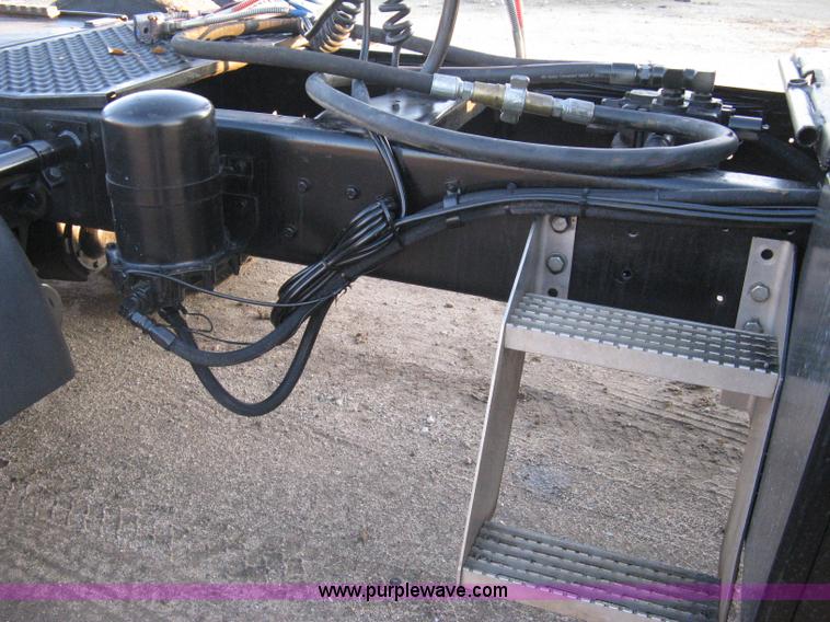 image for item A4487 1990 Ford LTA9000 Aero Max 106 semi truck