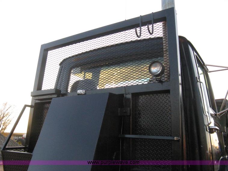 image for item A4487 1990 Ford LTA9000 Aero Max 106 semi truck