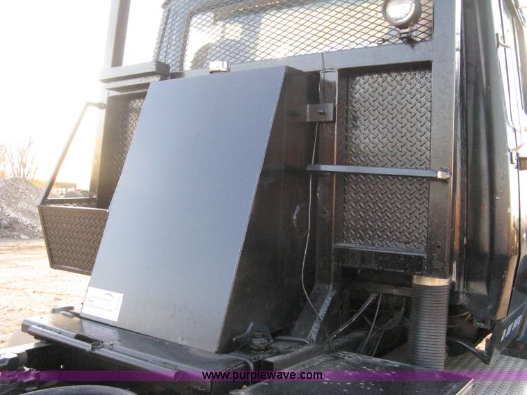 image for item A4487 1990 Ford LTA9000 Aero Max 106 semi truck