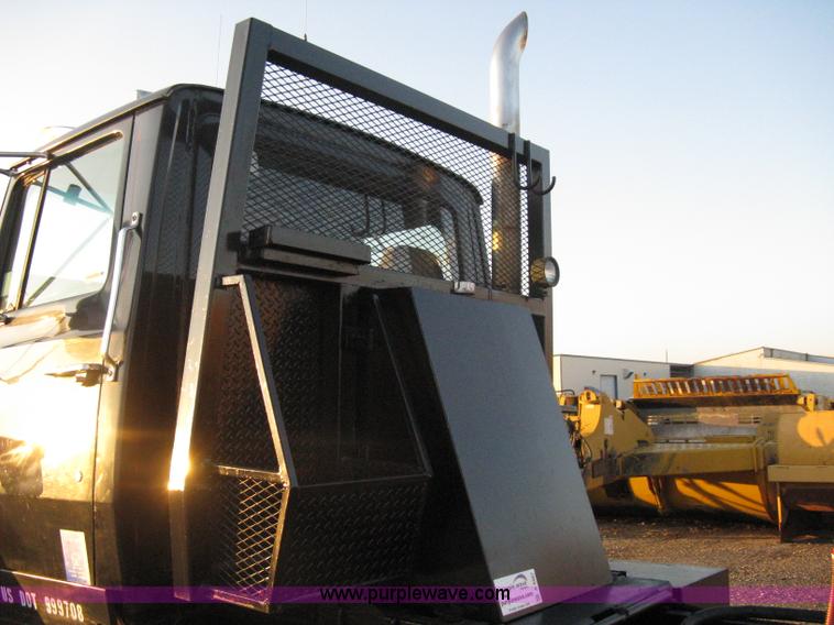 image for item A4487 1990 Ford LTA9000 Aero Max 106 semi truck