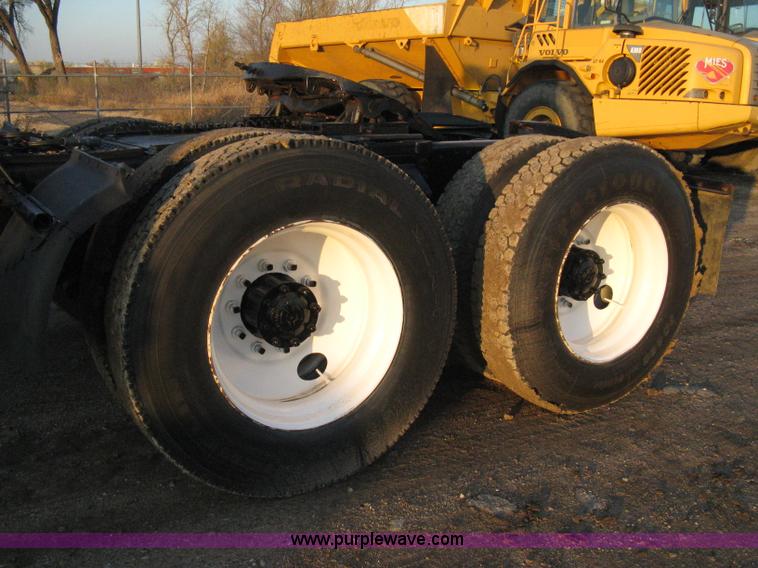 image for item A4487 1990 Ford LTA9000 Aero Max 106 semi truck