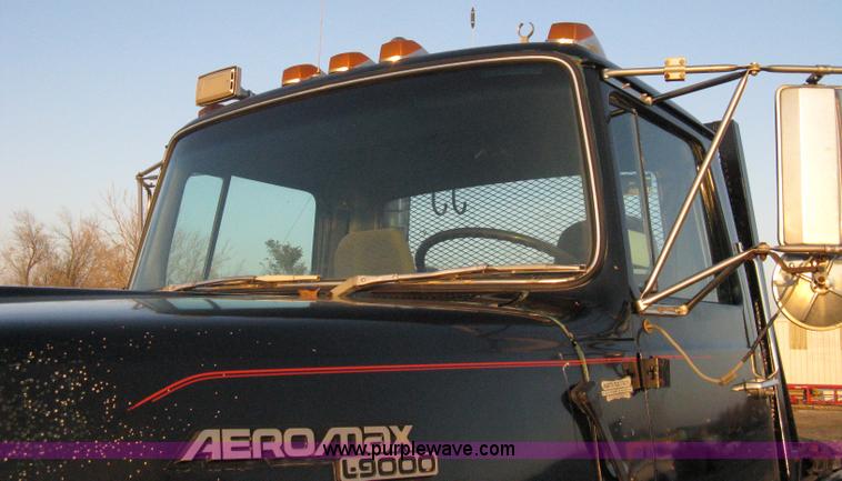 image for item A4487 1990 Ford LTA9000 Aero Max 106 semi truck