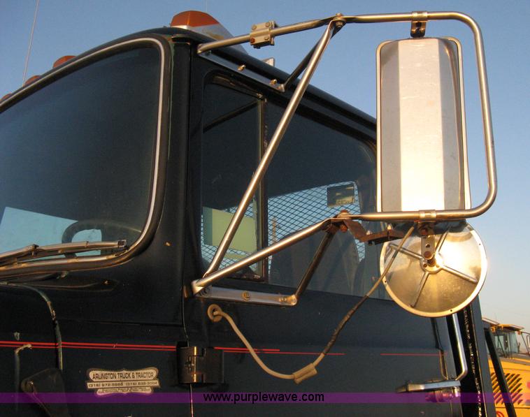 image for item A4487 1990 Ford LTA9000 Aero Max 106 semi truck