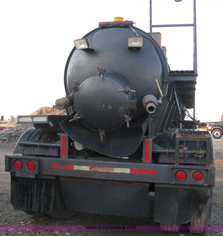 image for item A4488 1990 Harmon Tank Co. 1C21SN vacuum tanker trailer