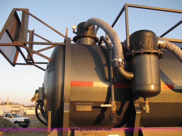 image for item A4488 1990 Harmon Tank Co. 1C21SN vacuum tanker trailer