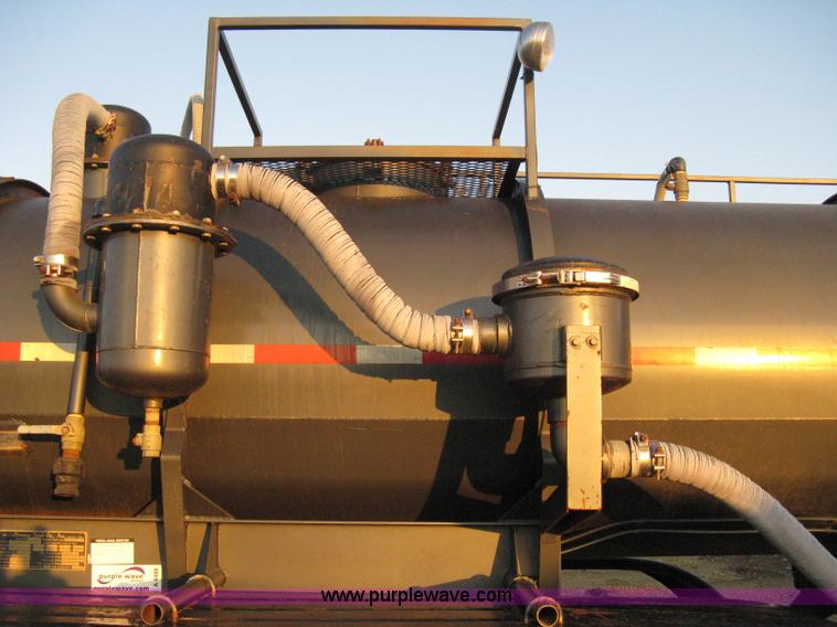 image for item A4488 1990 Harmon Tank Co. 1C21SN vacuum tanker trailer