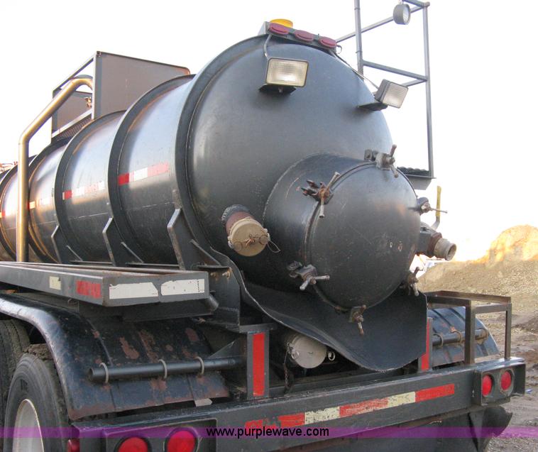 image for item A4488 1990 Harmon Tank Co. 1C21SN vacuum tanker trailer