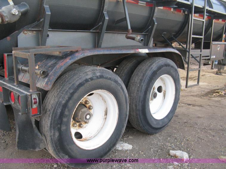 image for item A4488 1990 Harmon Tank Co. 1C21SN vacuum tanker trailer