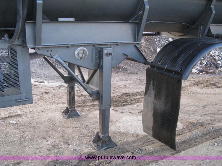 image for item A4488 1990 Harmon Tank Co. 1C21SN vacuum tanker trailer