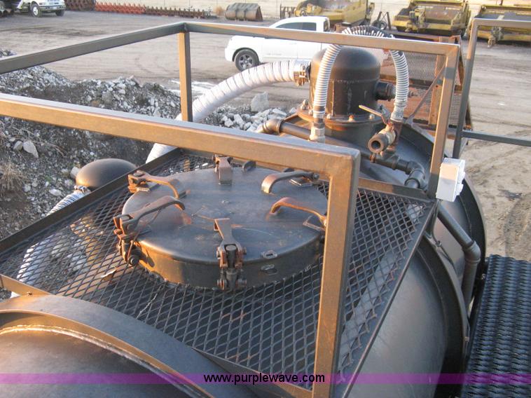 image for item A4488 1990 Harmon Tank Co. 1C21SN vacuum tanker trailer