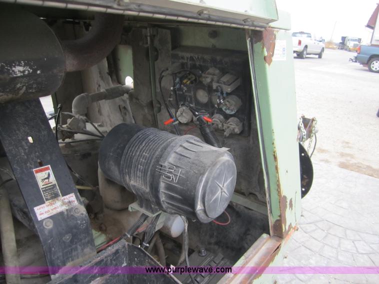 image for item A5686 Sullair 185 air compressor