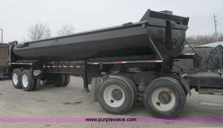 image for item A5689 1975 Fruehauf 30' dump trailer