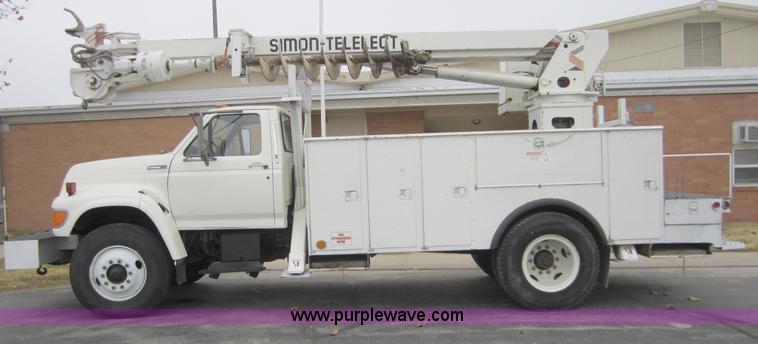 image for item A5690 1995 Ford F800 digger truck