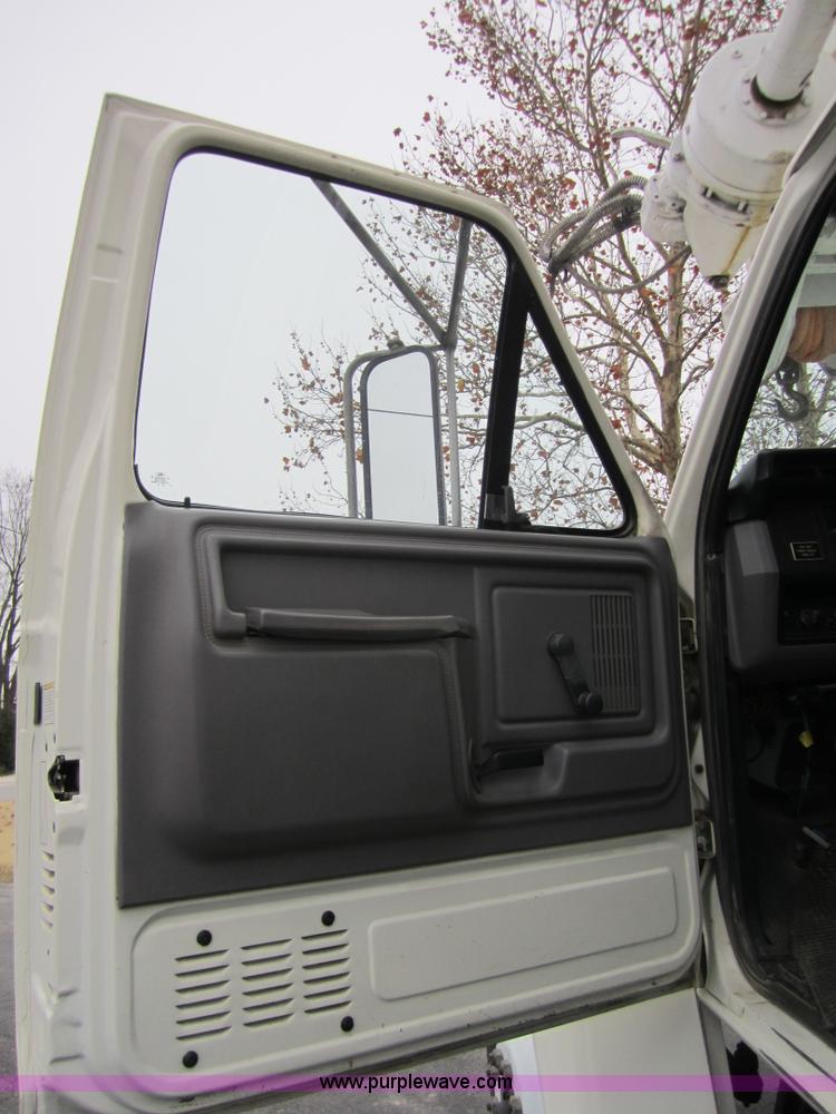 image for item A5690 1995 Ford F800 digger truck