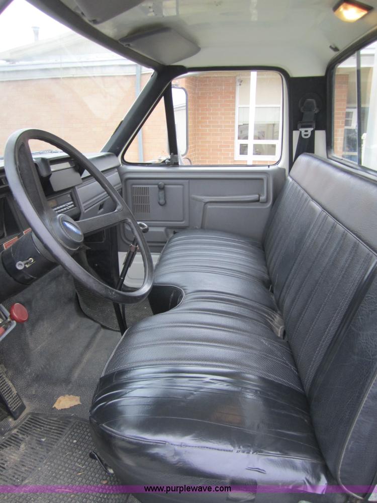 image for item A5690 1995 Ford F800 digger truck