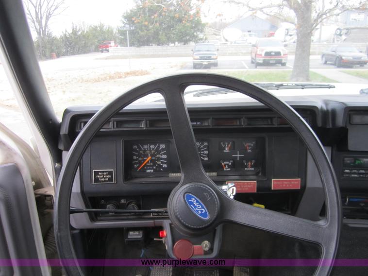 image for item A5690 1995 Ford F800 digger truck