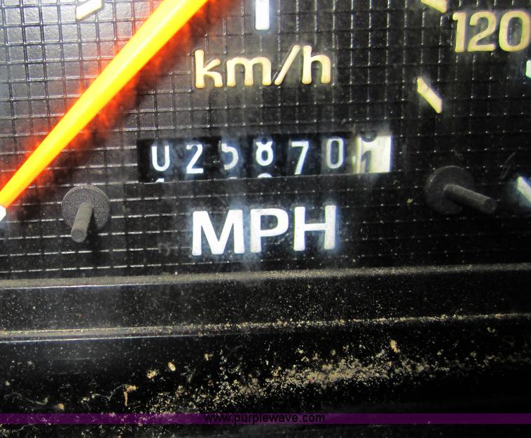 image for item A5690 1995 Ford F800 digger truck