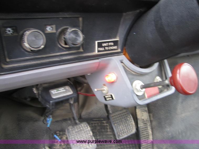 image for item A5690 1995 Ford F800 digger truck