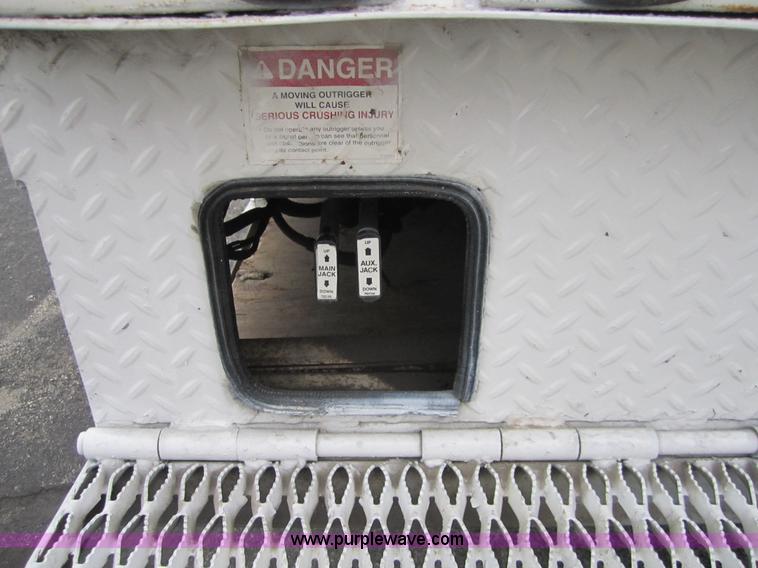 image for item A5690 1995 Ford F800 digger truck