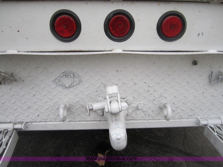 image for item A5690 1995 Ford F800 digger truck