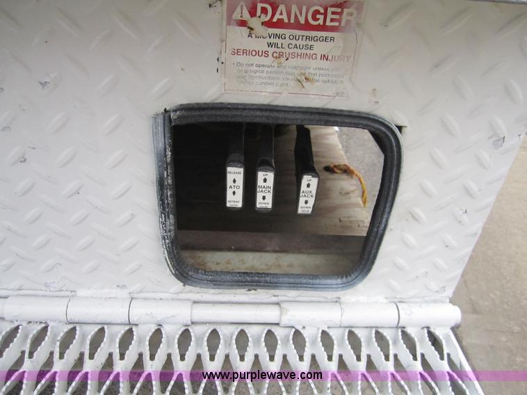 image for item A5690 1995 Ford F800 digger truck