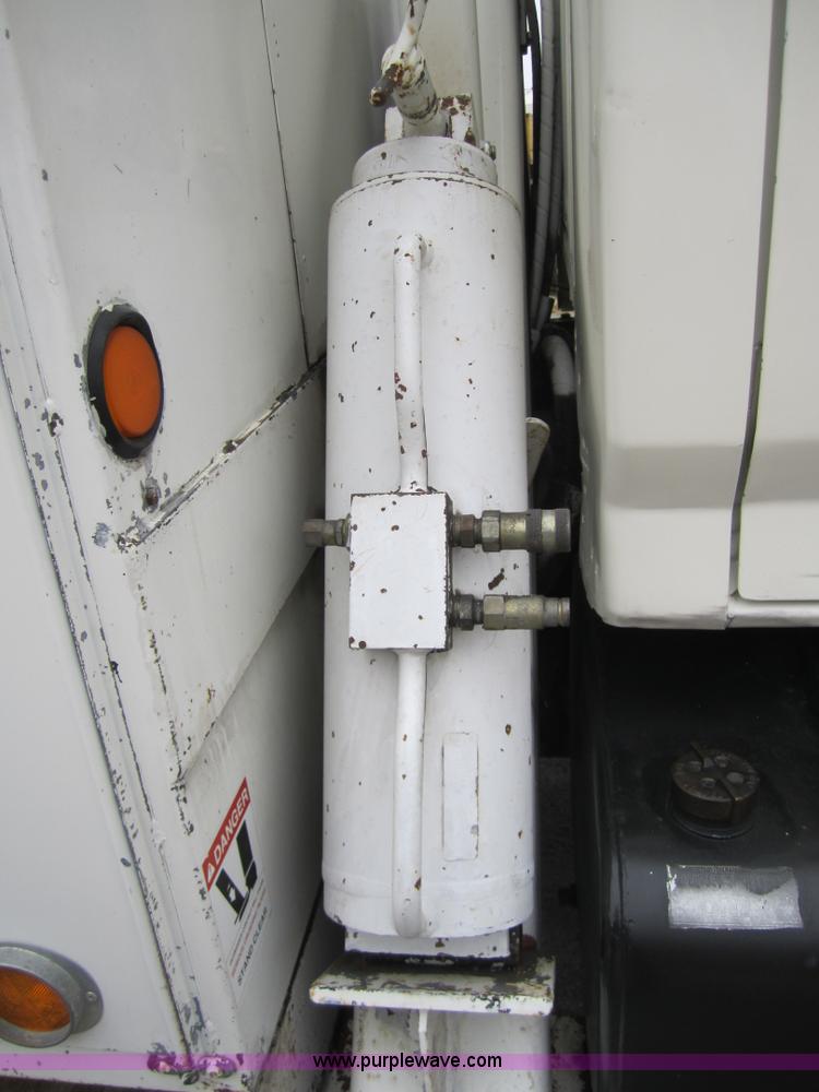 image for item A5690 1995 Ford F800 digger truck