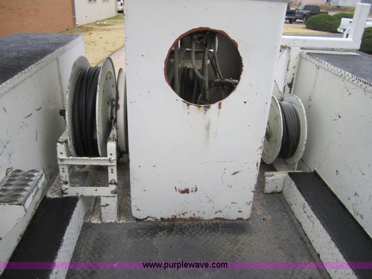 image for item A5690 1995 Ford F800 digger truck