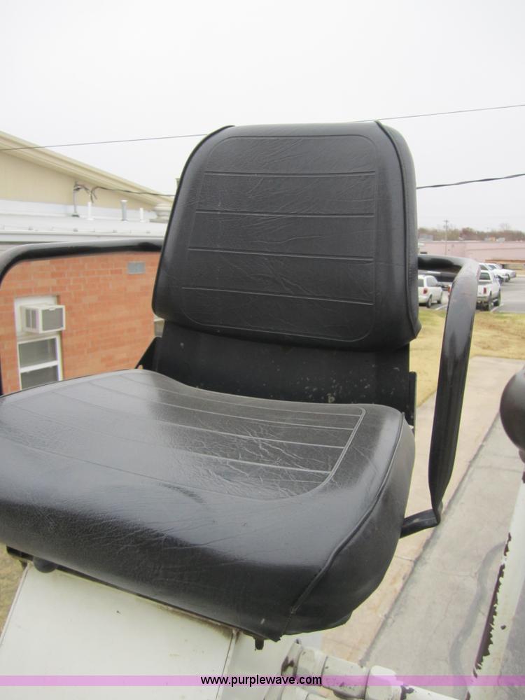 image for item A5690 1995 Ford F800 digger truck