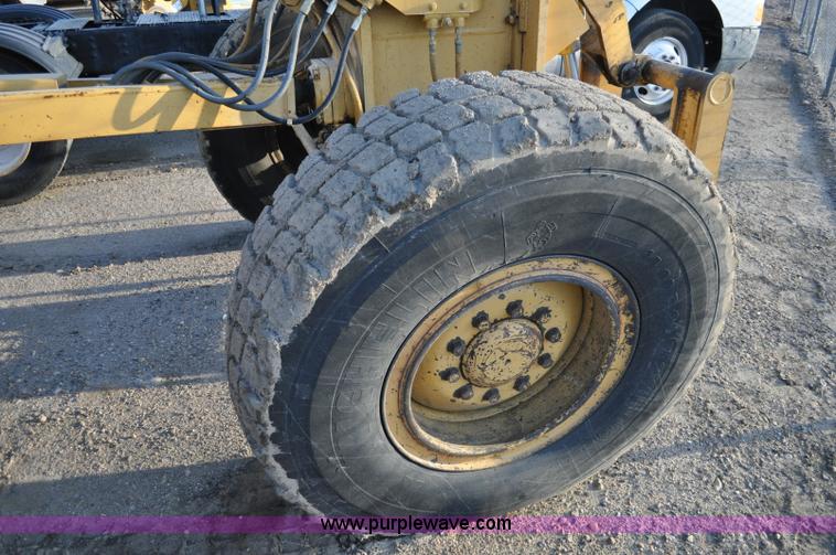 image for item A5739 1989 Caterpillar 140G motor grader