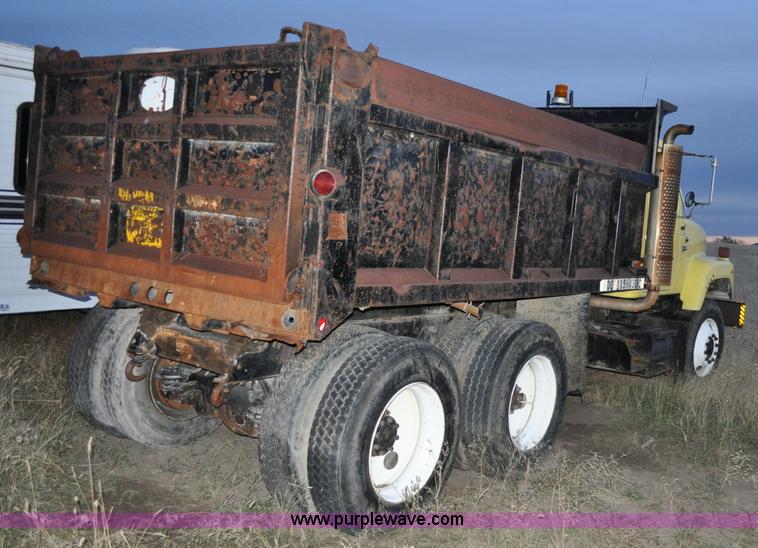 image for item A5758 1979 International F2574 dump truck