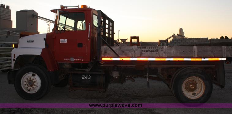 image for item A6543 1995 Ford L8000 truck with dump bed