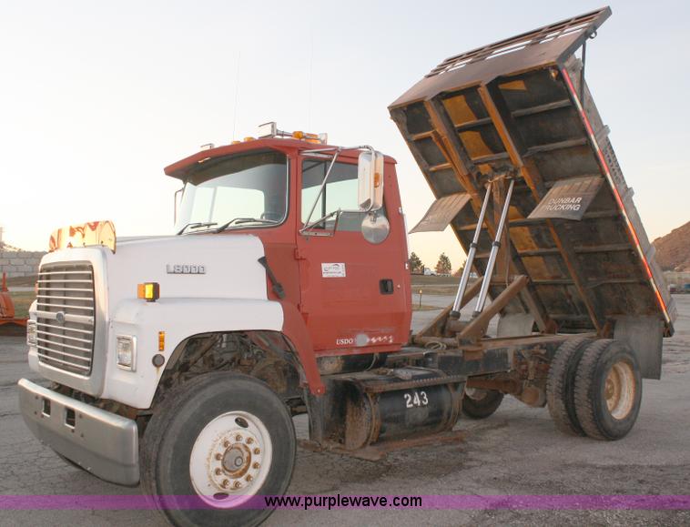 image for item A6543 1995 Ford L8000 truck with dump bed