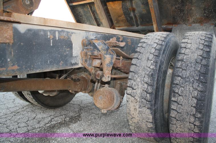 image for item A6543 1995 Ford L8000 truck with dump bed