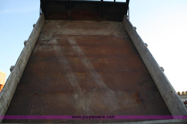 image for item A6543 1995 Ford L8000 truck with dump bed