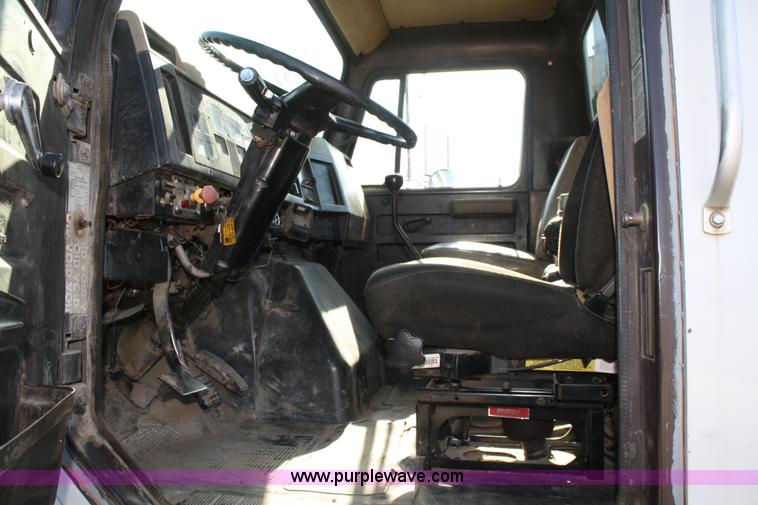 image for item A6548 1990 International 7100 service truck