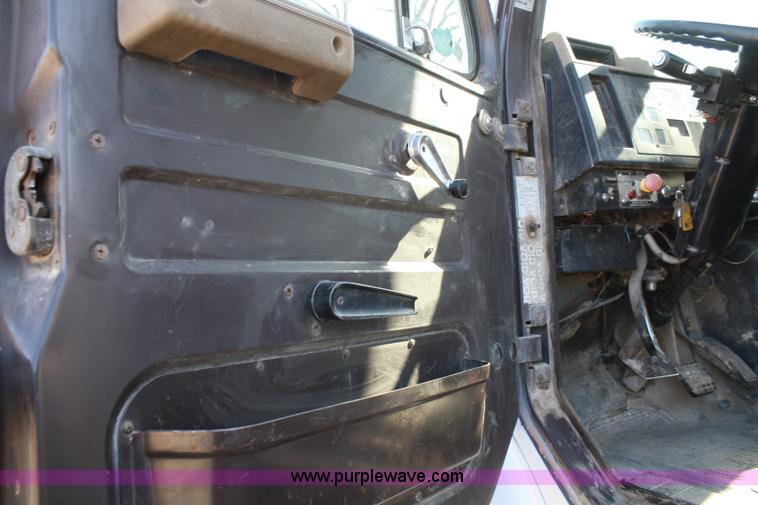 image for item A6548 1990 International 7100 service truck