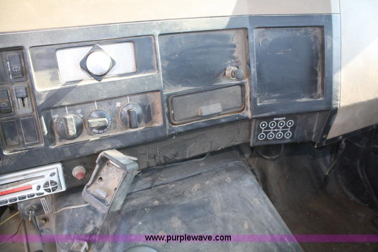 image for item A6548 1990 International 7100 service truck