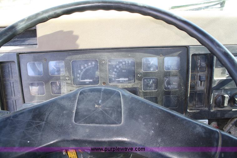 image for item A6548 1990 International 7100 service truck