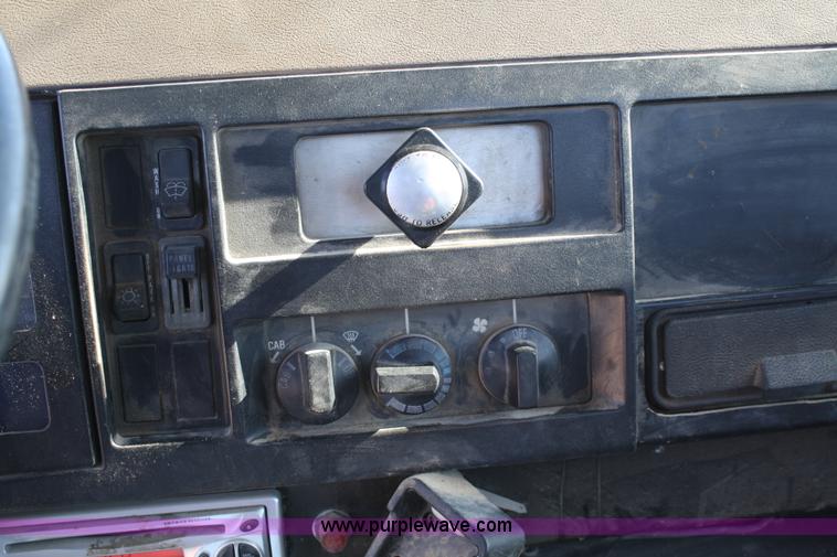 image for item A6548 1990 International 7100 service truck