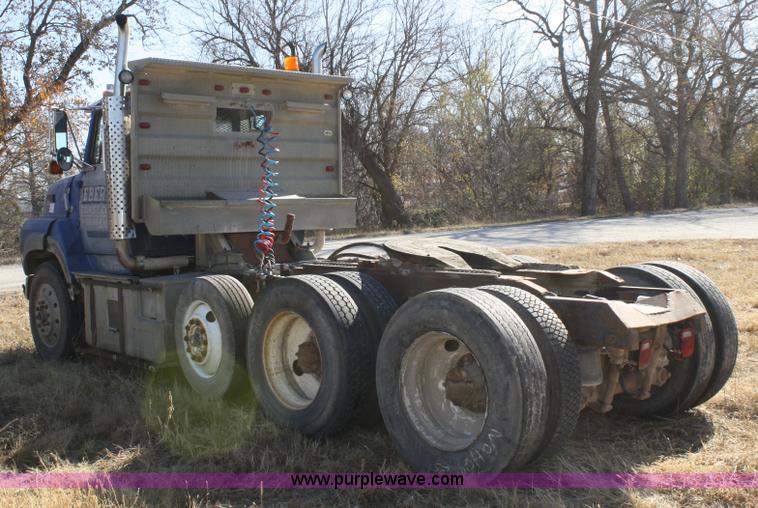 image for item A6550 1988 Ford LTA9000 Aero Max 106 semi truck