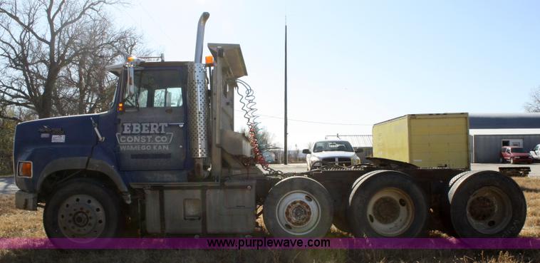 image for item A6550 1988 Ford LTA9000 Aero Max 106 semi truck