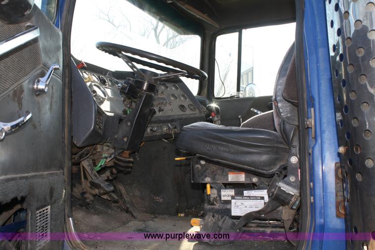 image for item A6550 1988 Ford LTA9000 Aero Max 106 semi truck