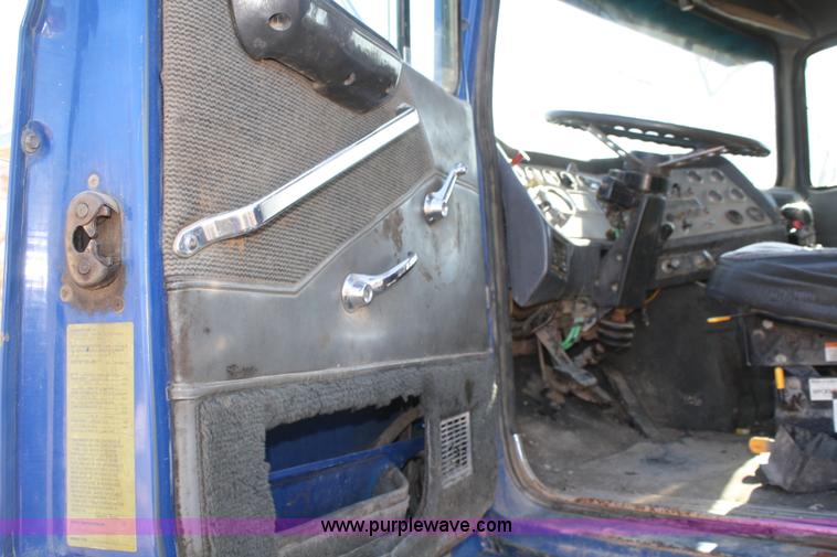 image for item A6550 1988 Ford LTA9000 Aero Max 106 semi truck