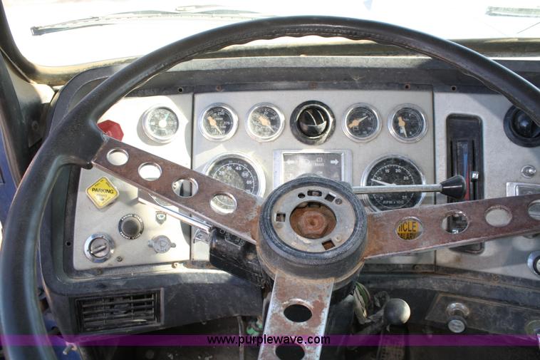 image for item A6550 1988 Ford LTA9000 Aero Max 106 semi truck