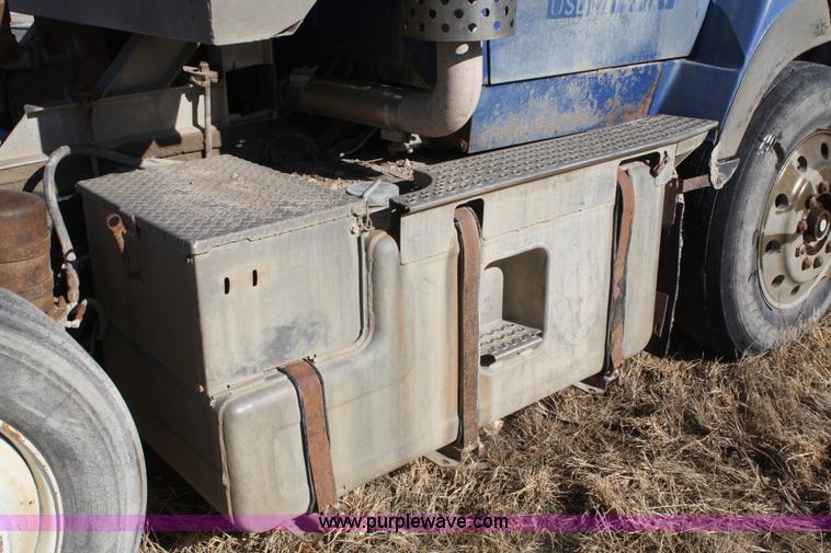 image for item A6550 1988 Ford LTA9000 Aero Max 106 semi truck