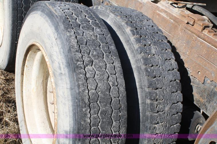 image for item A6550 1988 Ford LTA9000 Aero Max 106 semi truck